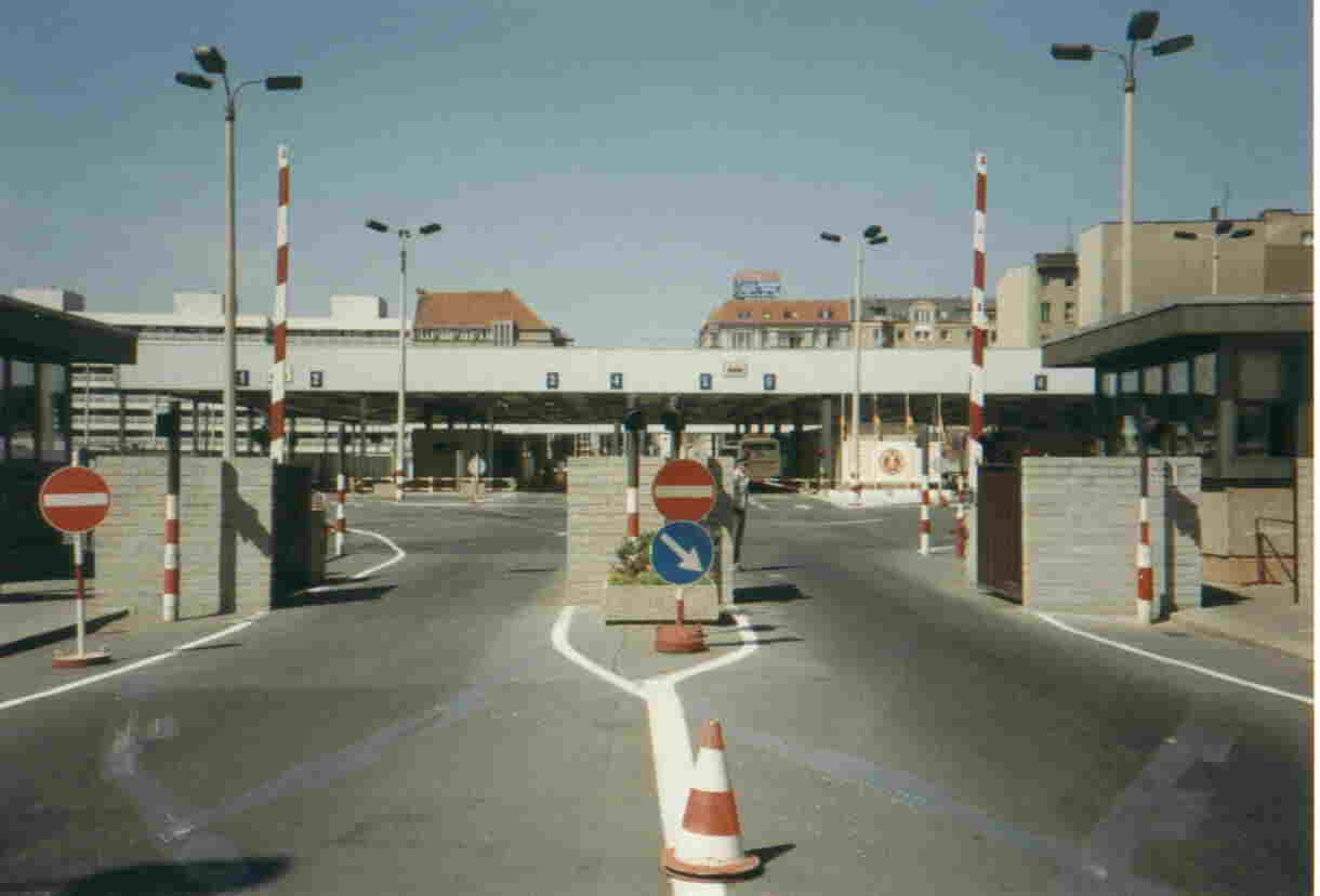 checkpoint_charlie1990